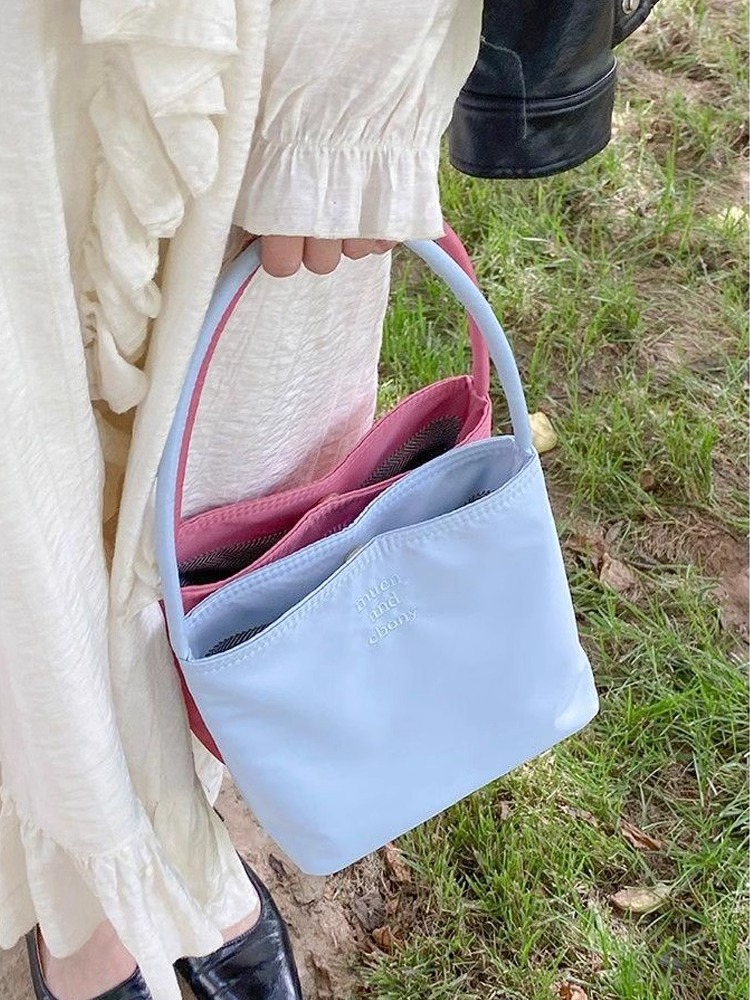 ナイロンバッグ シンプル刺繍入りミニショルダー