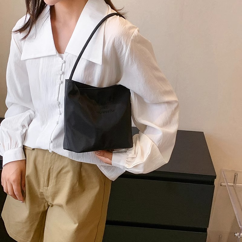 ナイロンバッグ シンプル刺繍入りミニショルダー