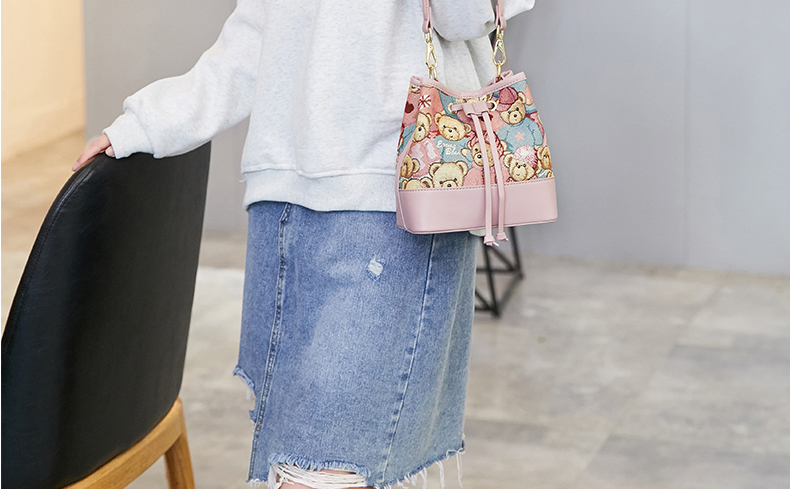 ショルダーバッグレディース くまさん刺繍入り巾着ショルダー
