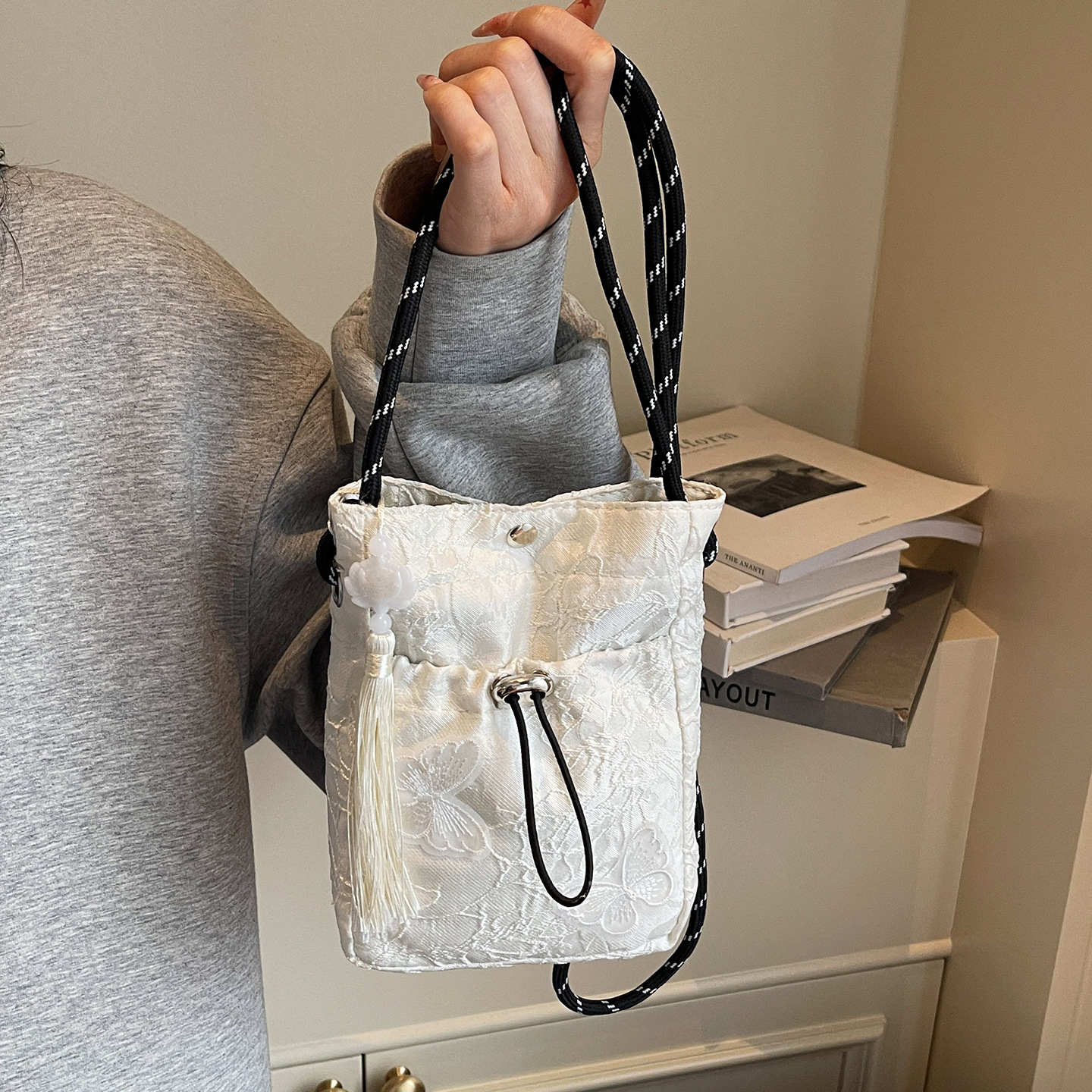 ショルダーバッグレディース 蝶々刺繍タッセル付きミニショルダー