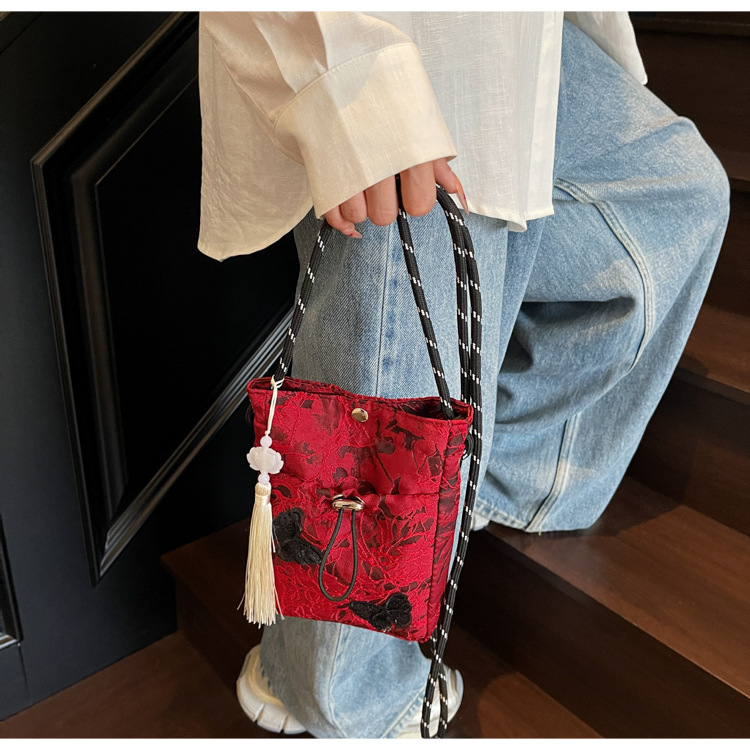 ショルダーバッグレディース 蝶々刺繍タッセル付きミニショルダー