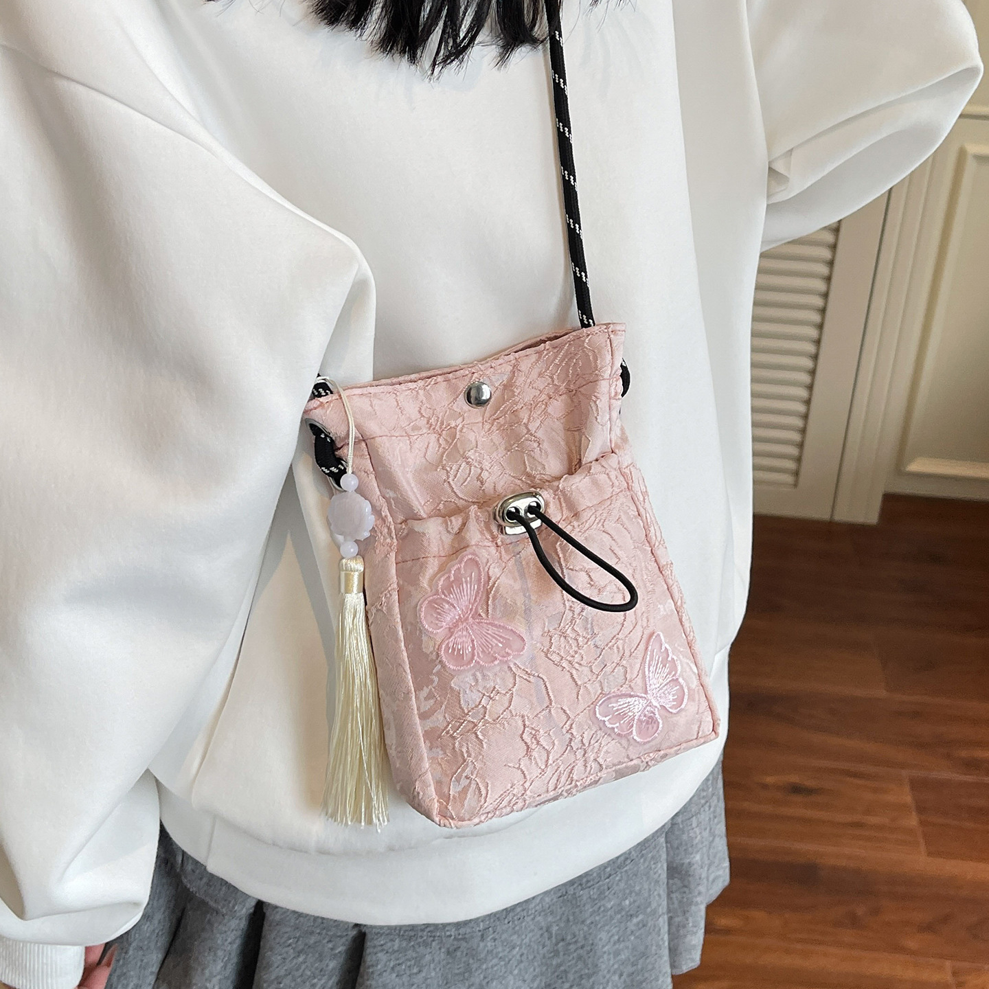 ショルダーバッグレディース 蝶々刺繍タッセル付きミニショルダー