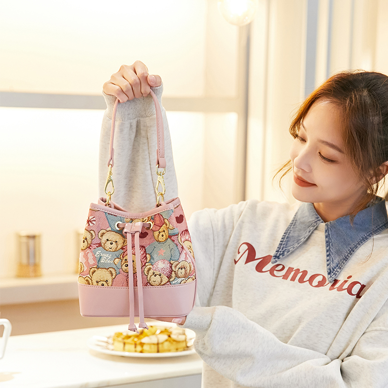 ショルダーバッグレディース くまさん刺繍入り巾着ショルダー