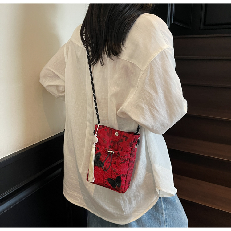 ショルダーバッグレディース 蝶々刺繍タッセル付きミニショルダー