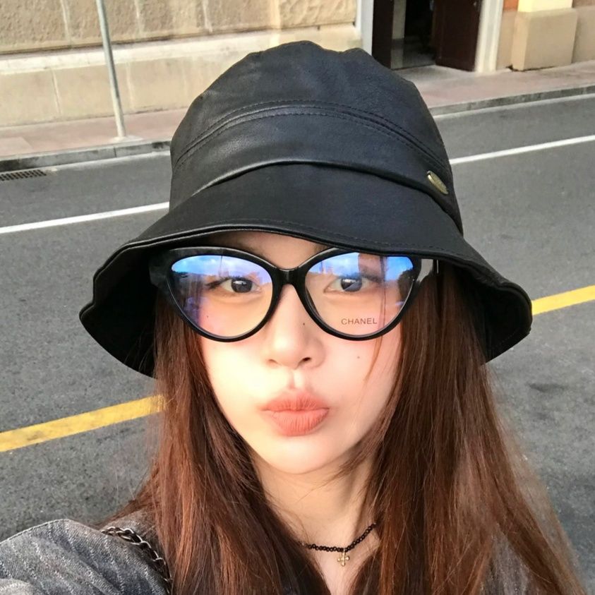 洗練シルエット　レザー調バケットハット