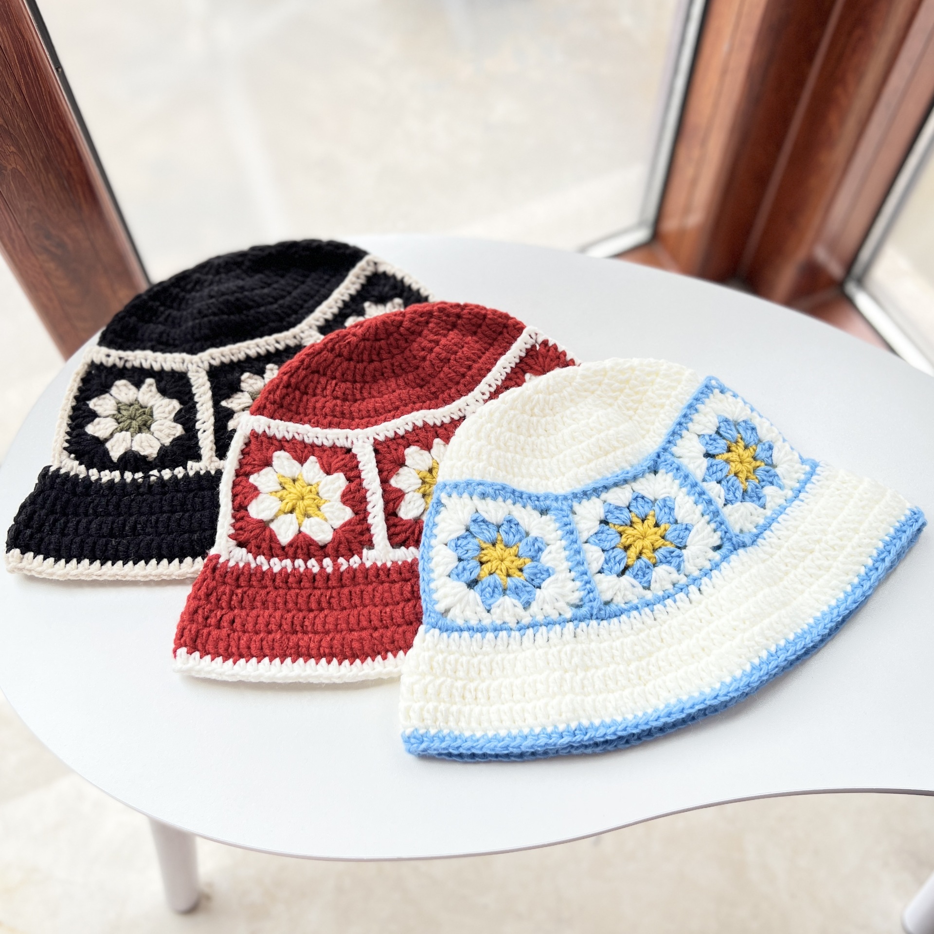 バケットハット 花モチーフ かぎ針編みのクロシェ 手編みバケットハット