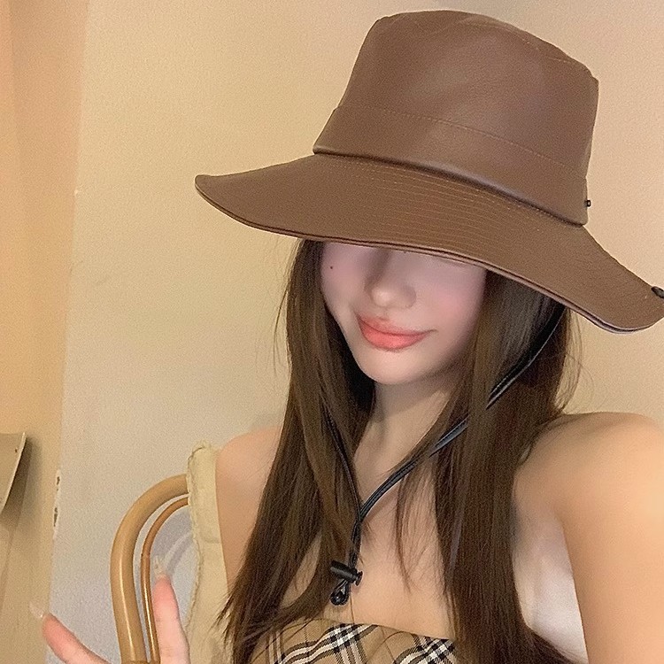 バケットハット レザー調仕立てのつば広バケットハット