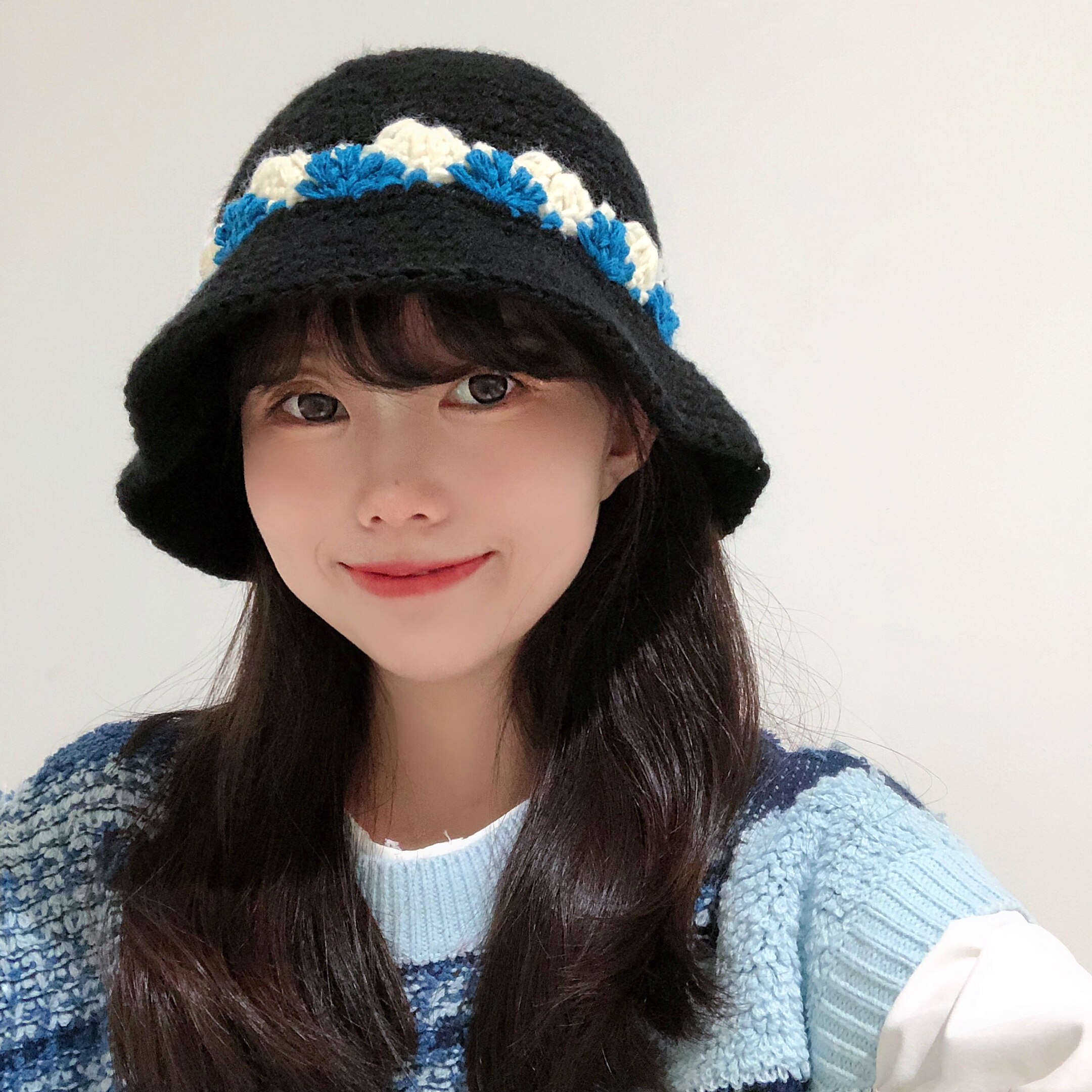 バケットハット 花モチーフ付き手編みバケットハット