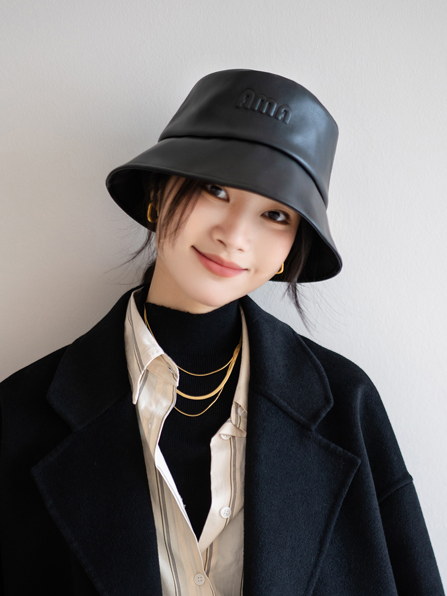 高級感が際立つ大人の装い！レザーバケハで作る洗練コーデ5選