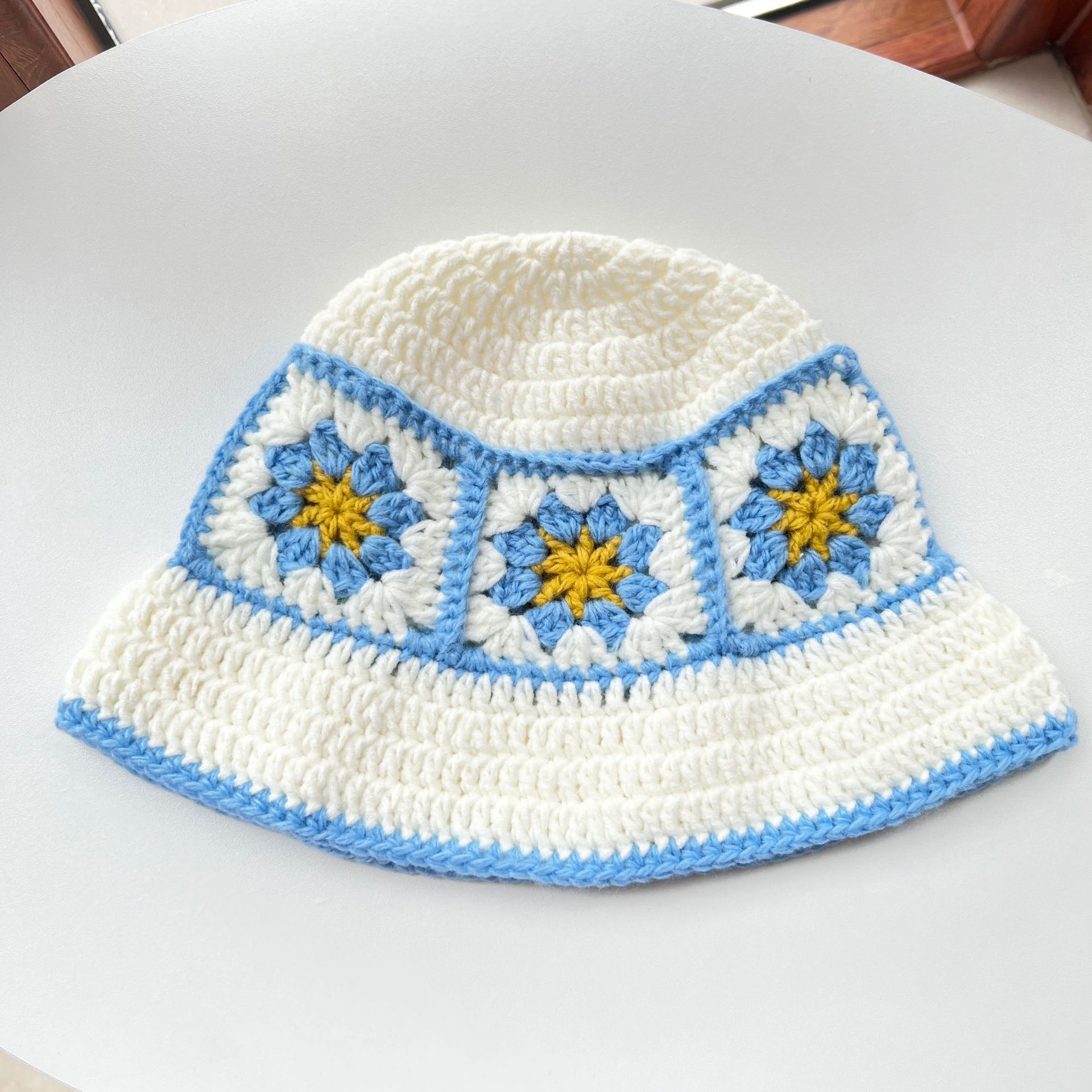 バケットハット 花モチーフ かぎ針編みのクロシェ 手編みバケットハット