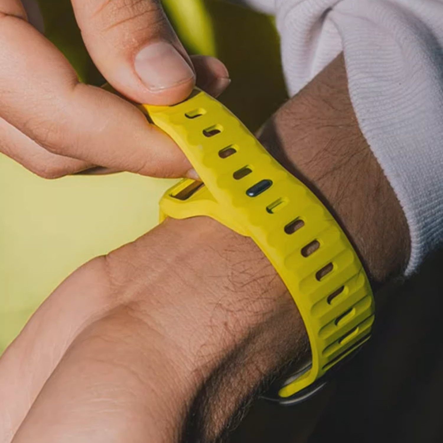 アップルウォッチバンド スポーツ向け軽量通気性シリコンバンド