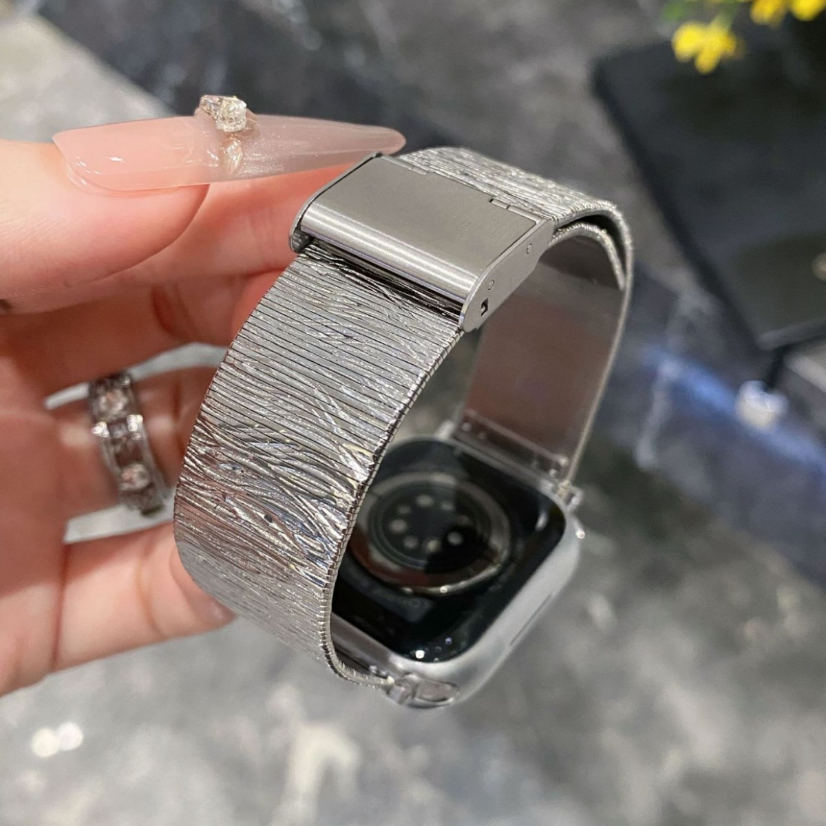 アップルウォッチバンド 高級感溢れるヘアライン加工ステンレス金属製バンド