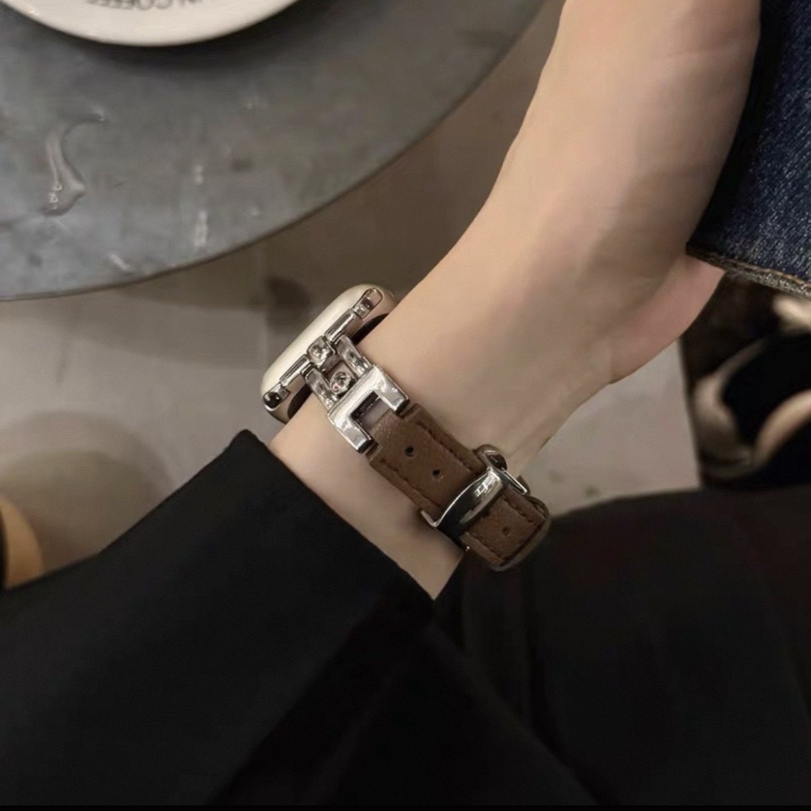 アップルウォッチバンドレザー 金属装飾付き本革ジュエリーバンド