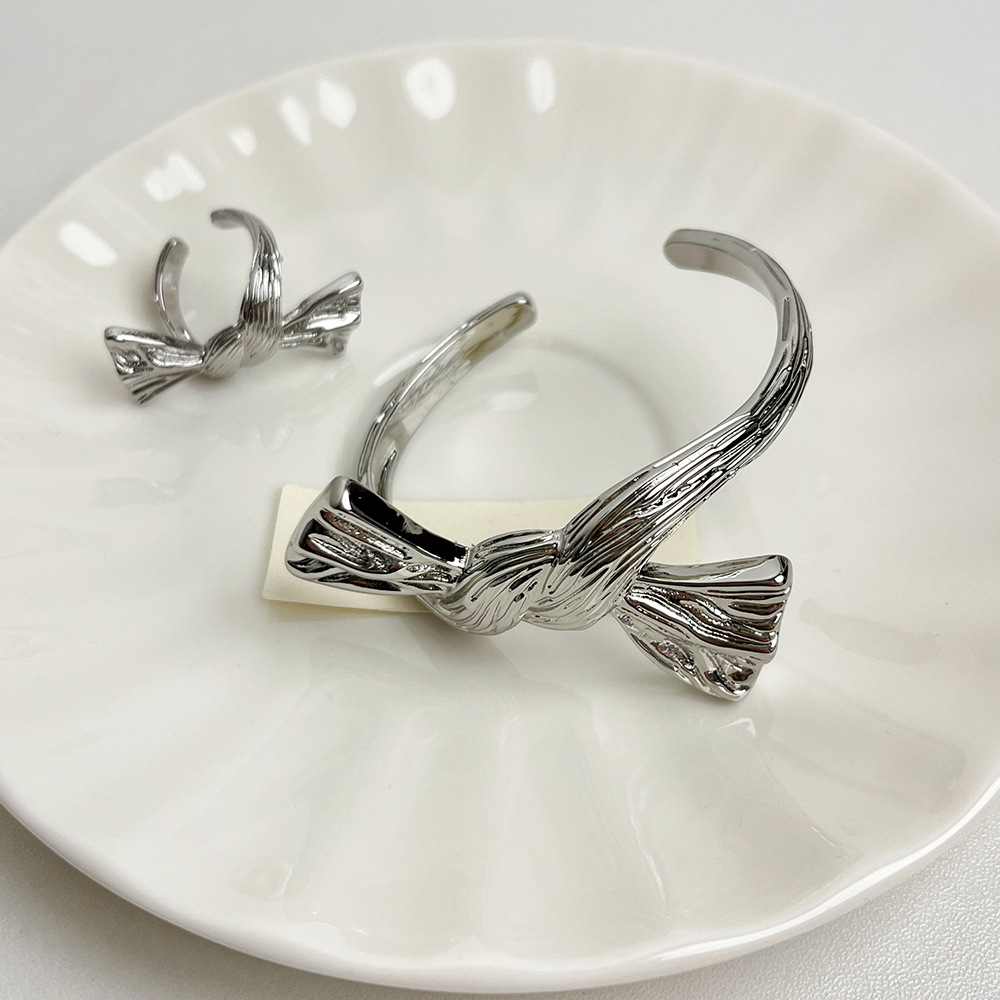 リボンモチーフ調節可能バングル上品高級感腕飾り シルバー