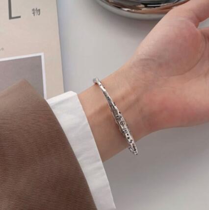 https://fulmo-img-server.com/bangle-nest/0a3a6f91-16c3-49bd-9ecb-032846e05c76.jpg