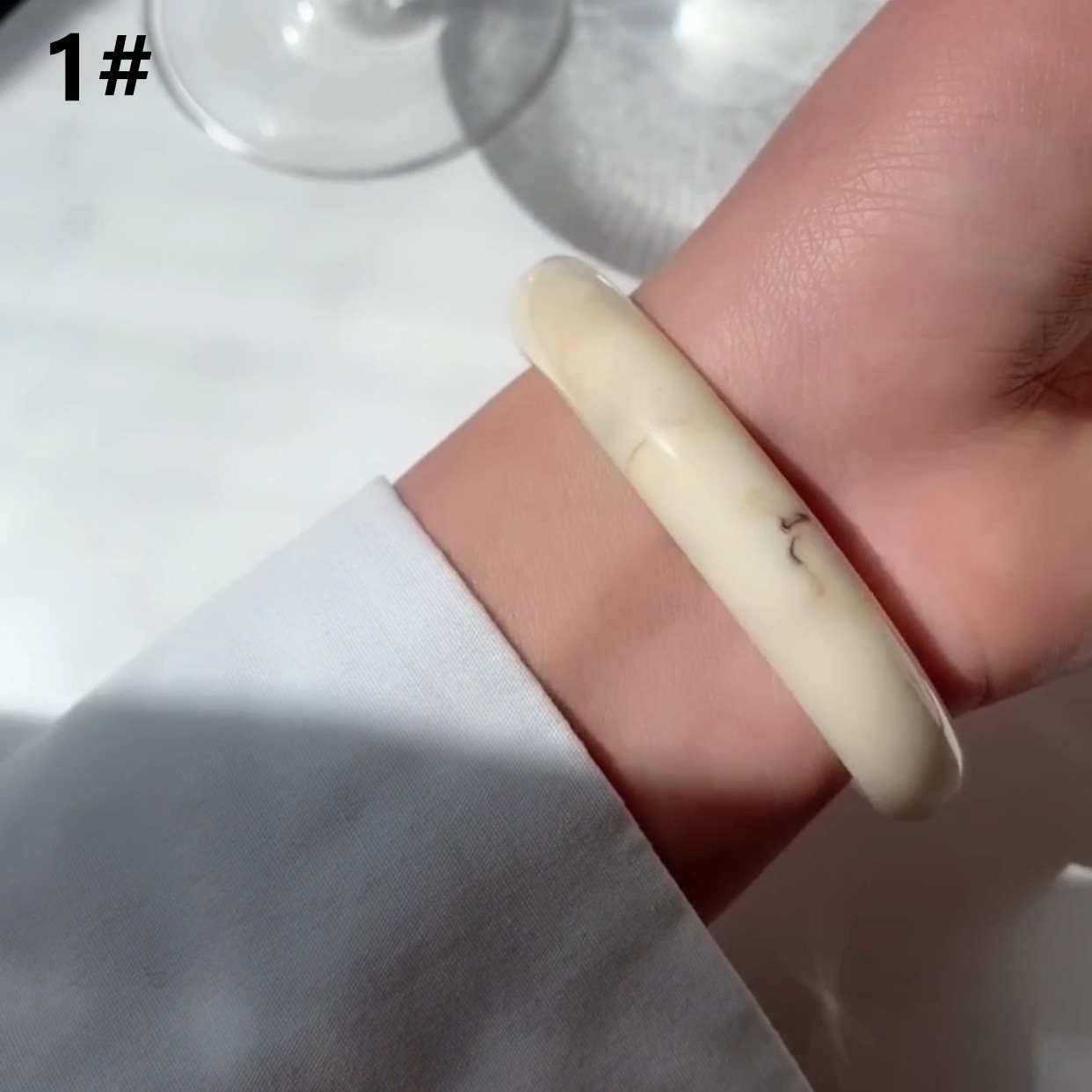天然風合いアクリル製丸型バングル女性用高級感シンプル腕飾り