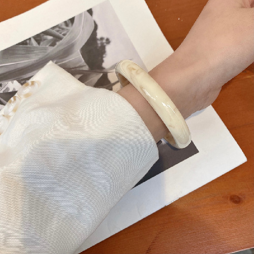 天然風合いアクリル製丸型バングル女性用高級感シンプル腕飾り