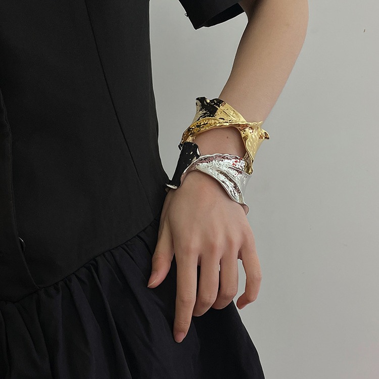 不規則な波形模様バングル 個性的な高級感腕飾り ゴールド