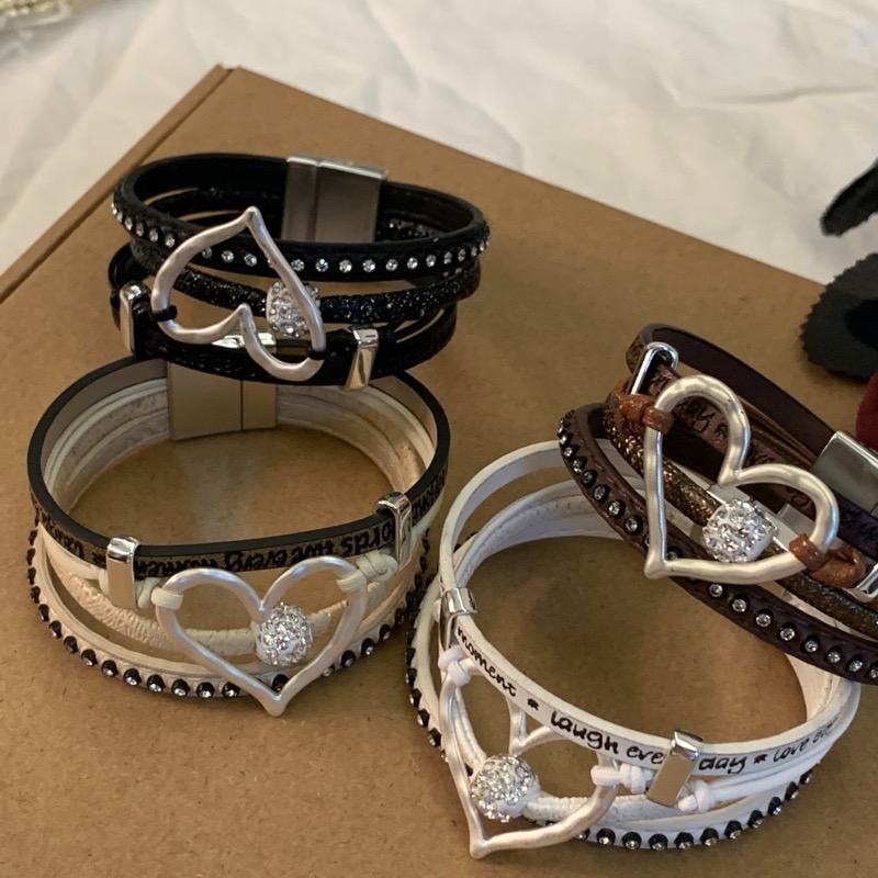 ハート装飾レザーバングル女性用多重層デザイン腕輪