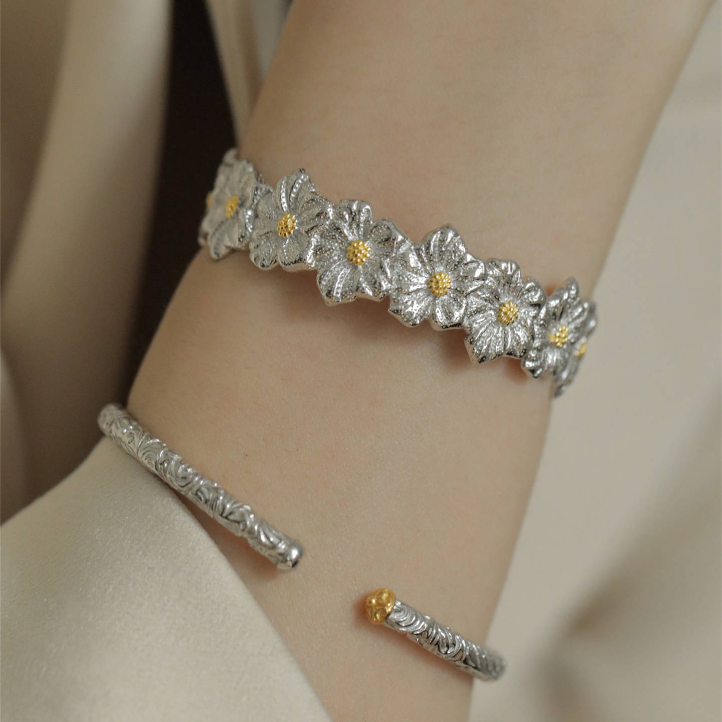 花模様バングル調節可能上品シルバー腕飾り