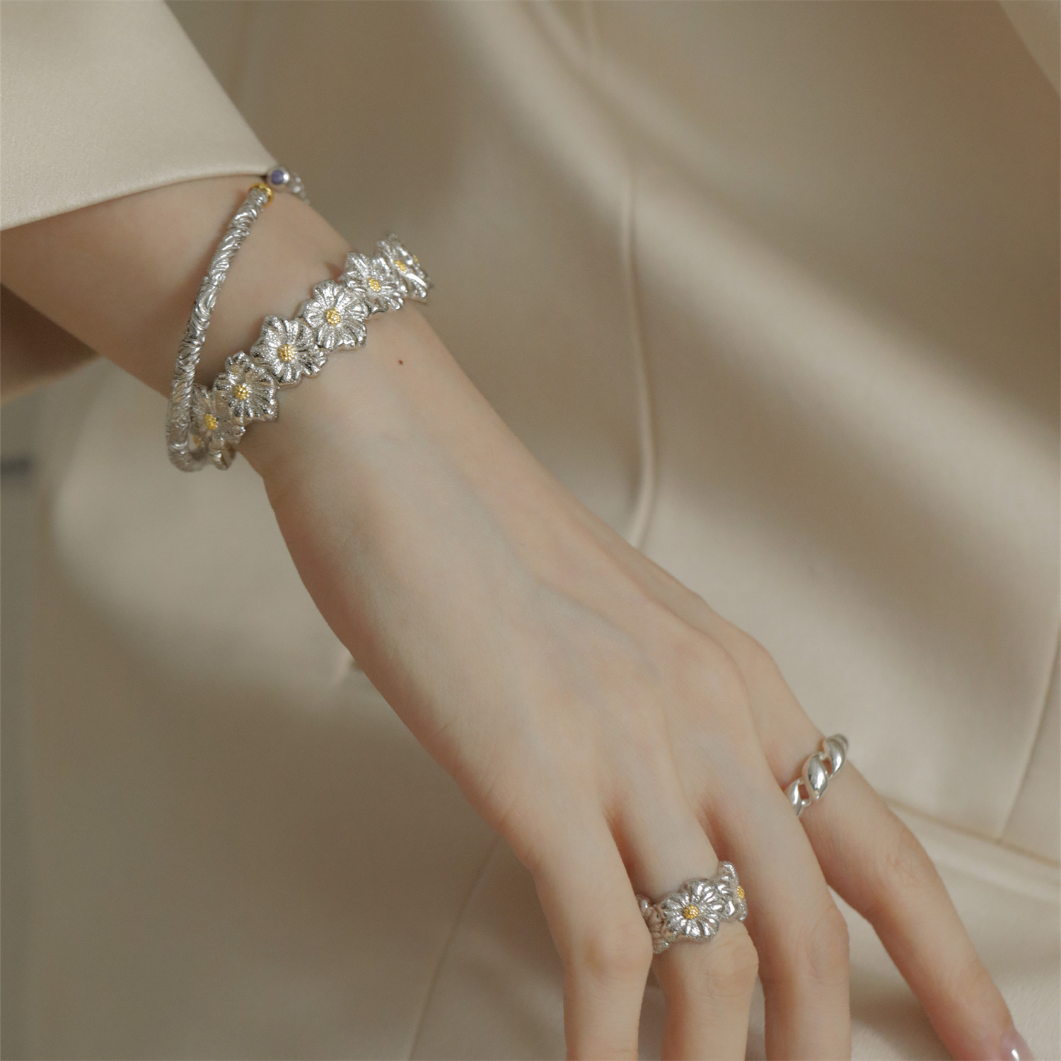 花模様バングル調節可能上品シルバー腕飾り