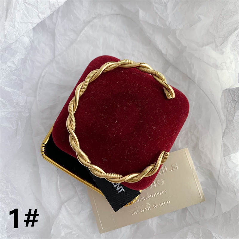 ツイスト模様ゴールドバングル高級感上品腕飾り ゴールド