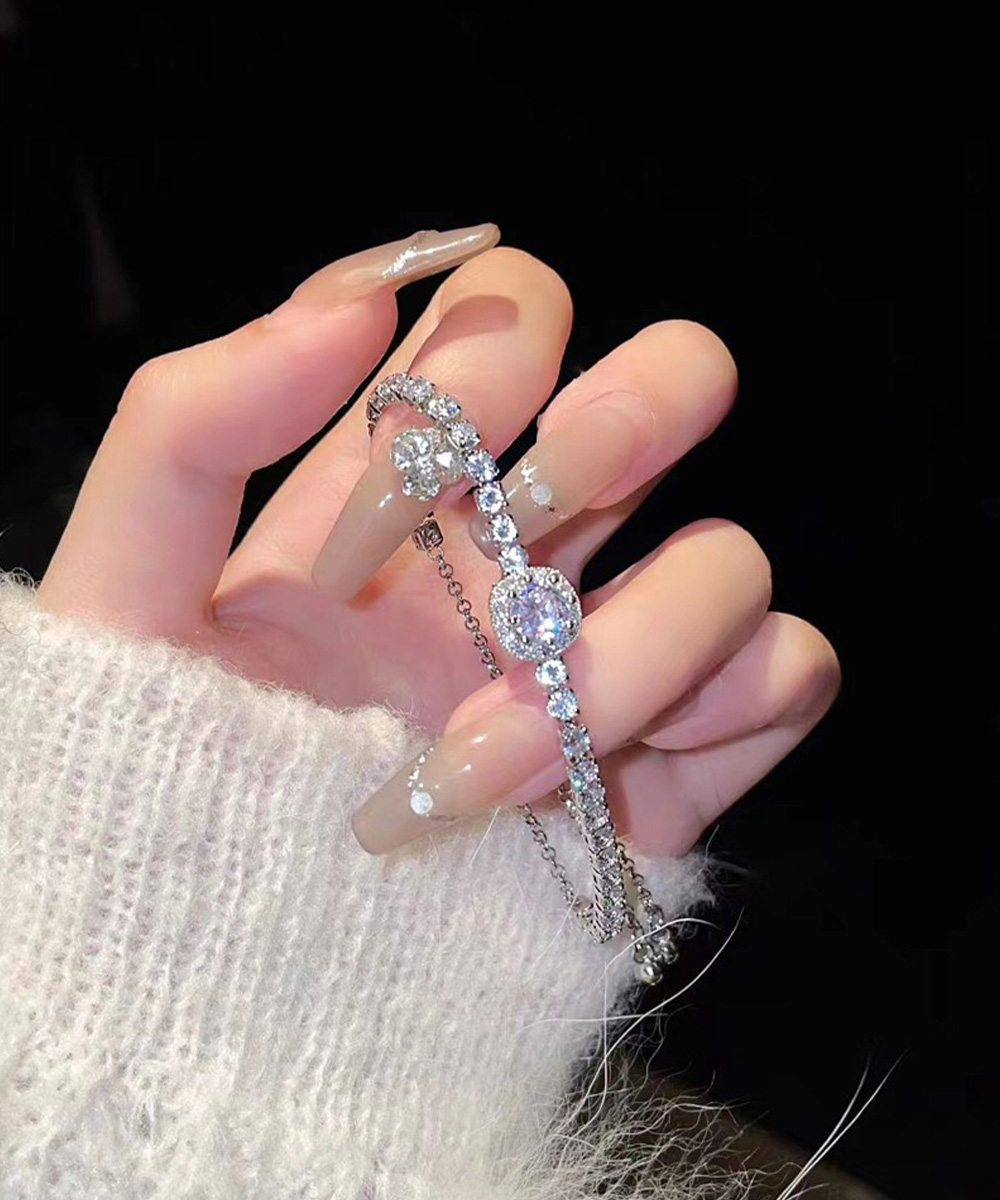 ゴールド煌めく円形ビジューバングル調節可能