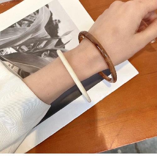 天然風合いアクリル製丸型バングル女性用高級感シンプル腕飾り