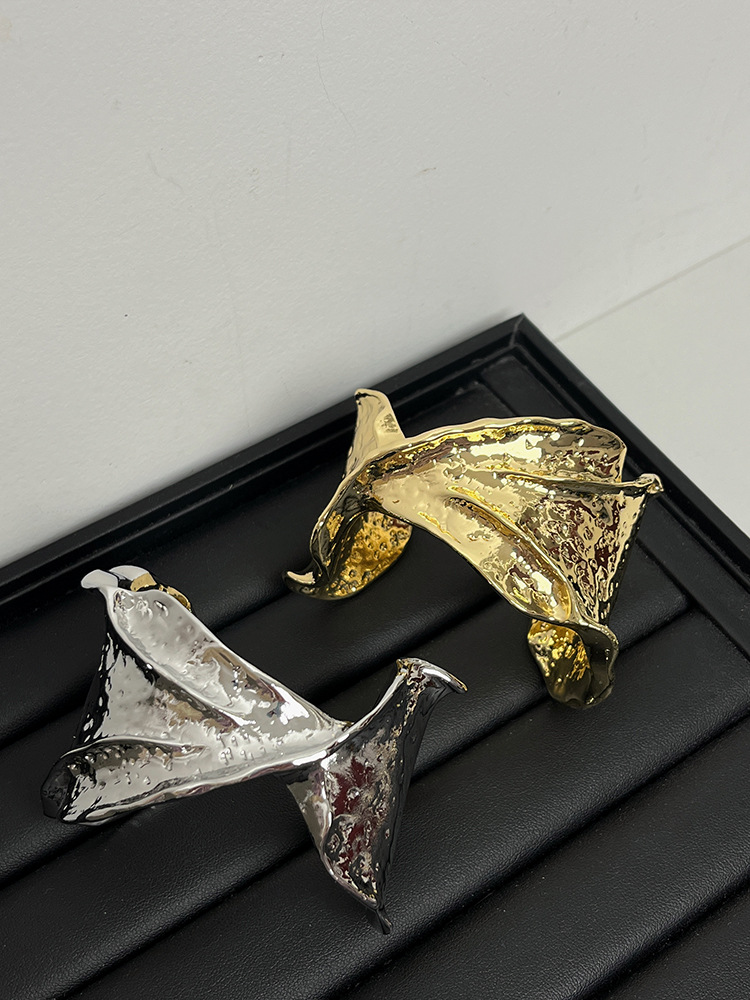 不規則な波形模様バングル 個性的な高級感腕飾り ゴールド