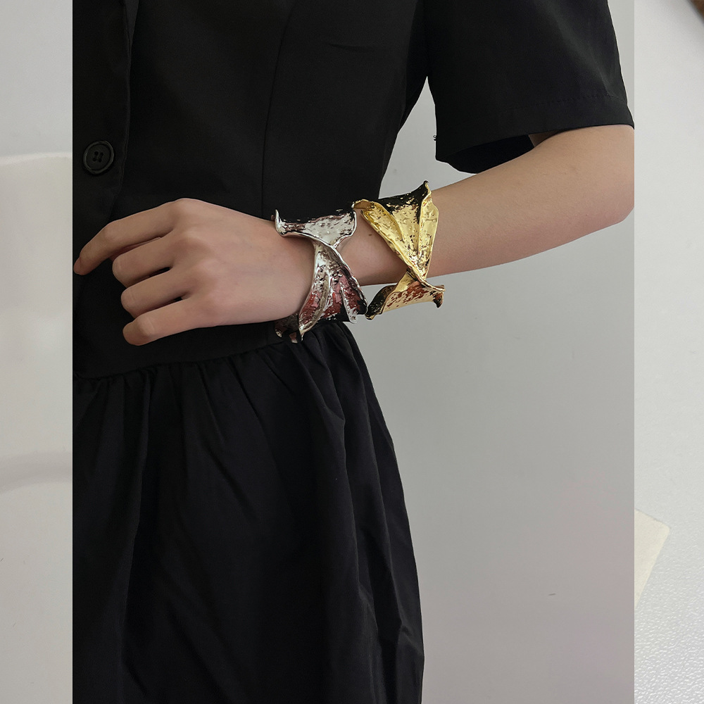 不規則な波形模様バングル 個性的な高級感腕飾り ゴールド