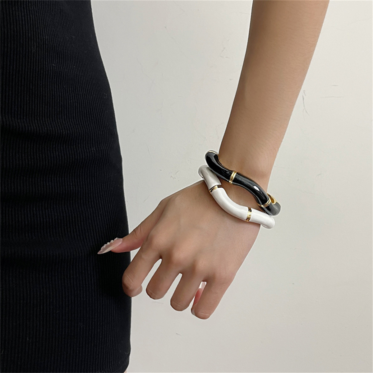 上品な金縁装飾バングル開口式腕輪アクセサリー