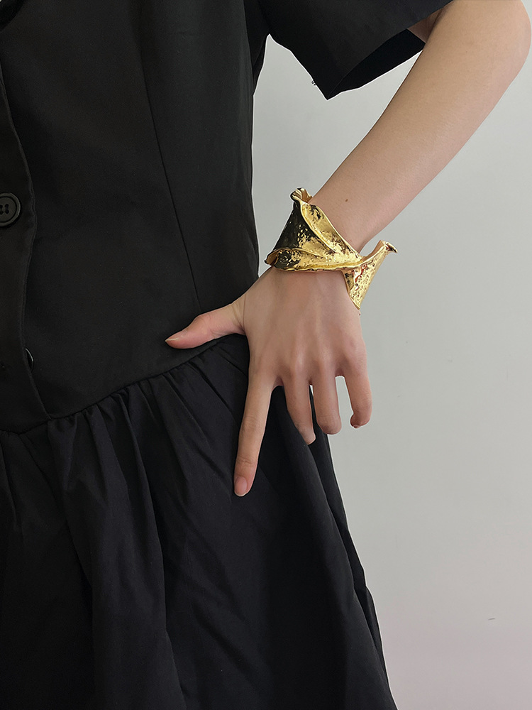 不規則な波形模様バングル 個性的な高級感腕飾り ゴールド