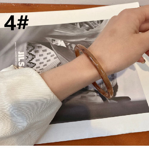 天然風合いアクリル製丸型バングル女性用高級感シンプル腕飾り