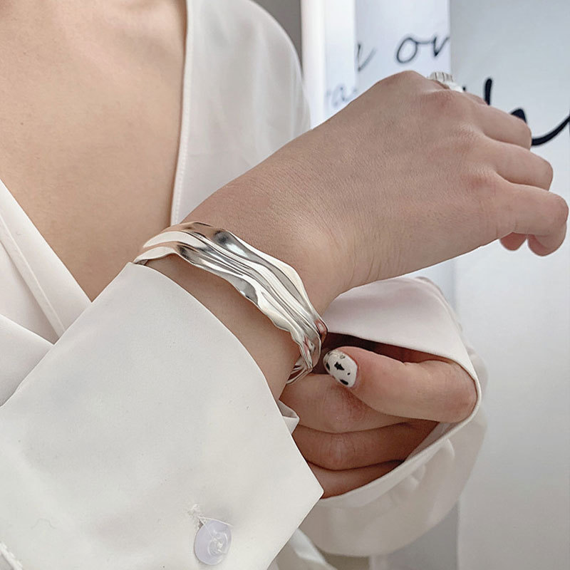 不規則ツイスト銀コーティングバングル上品個性派