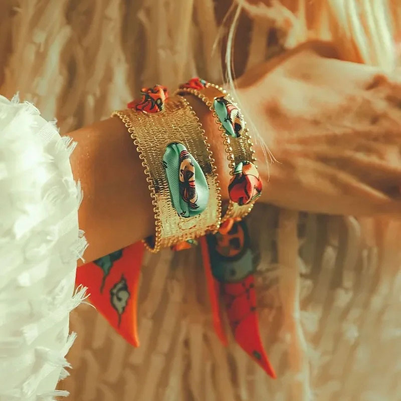 花柄スカーフ付き幅広バングル個性的な開口式腕輪