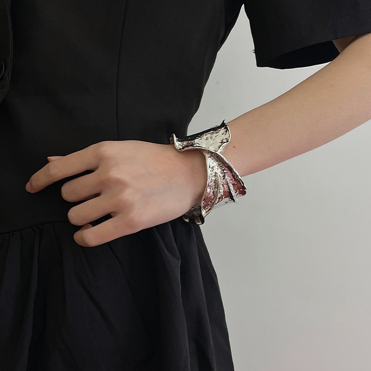 不規則な波形模様バングル 個性的な高級感腕飾り ゴールド