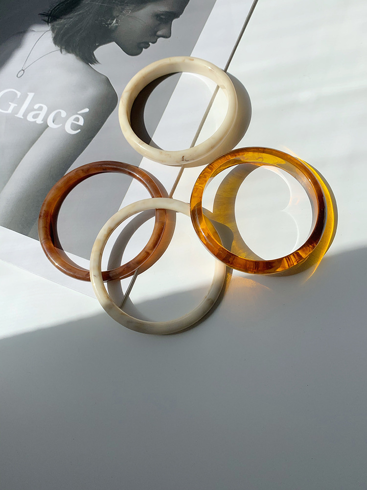 天然風合いアクリル製丸型バングル女性用高級感シンプル腕飾り