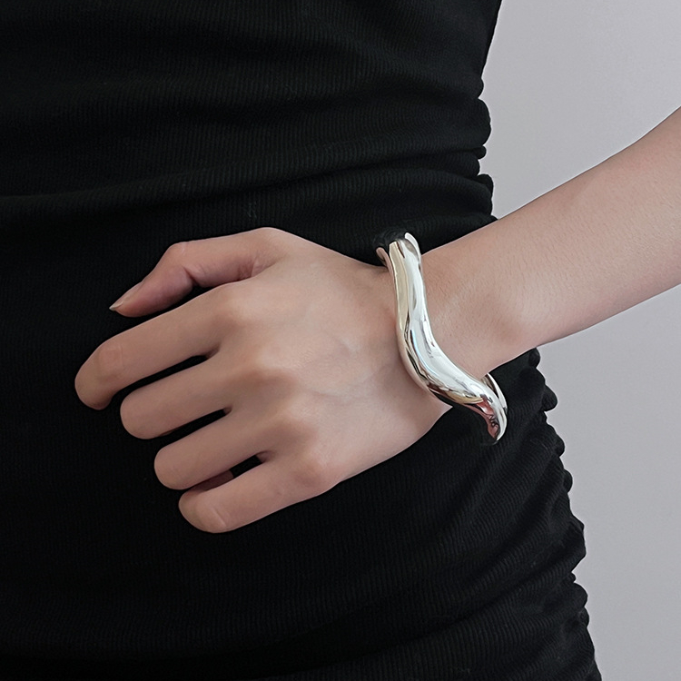 上品レトロ設計感バングル個性腕飾り シルバー