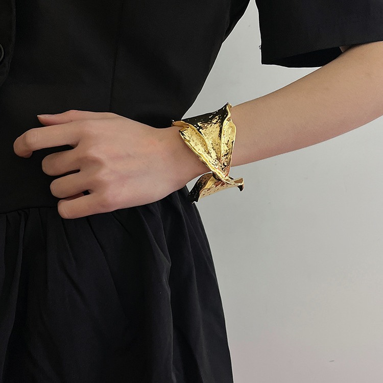 不規則な波形模様バングル 個性的な高級感腕飾り ゴールド