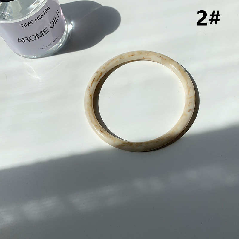 天然風合いアクリル製丸型バングル女性用高級感シンプル腕飾り