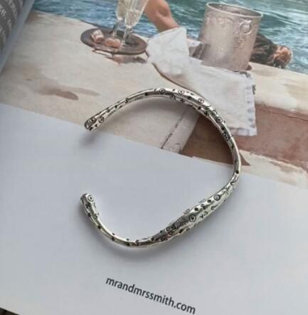 https://fulmo-img-server.com/bangle-nest/cbd485c5-7737-41e4-9ad1-c80c0830831b.jpg