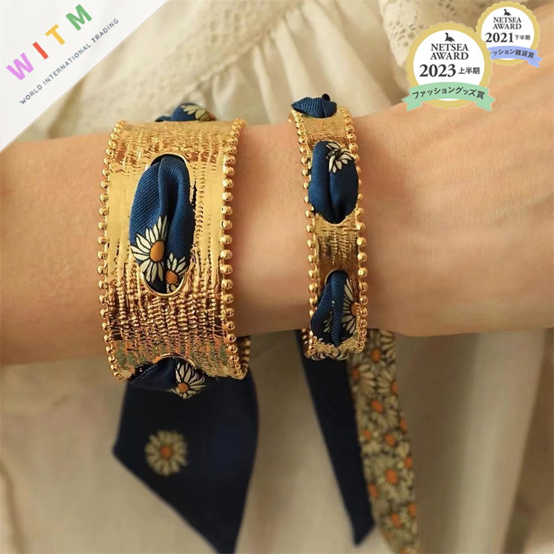 花柄スカーフ付き幅広バングル個性的な開口式腕輪