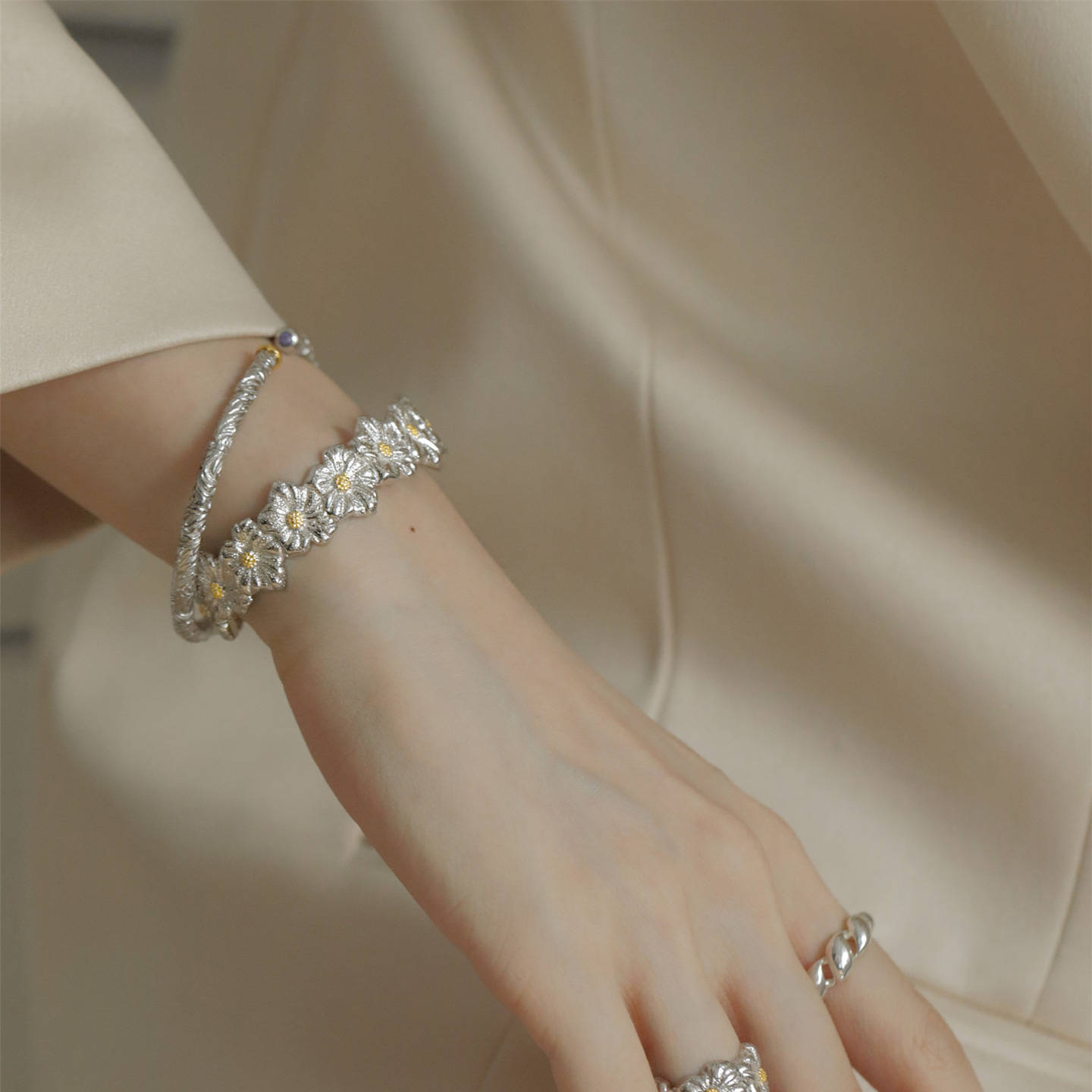 花模様バングル調節可能上品シルバー腕飾り