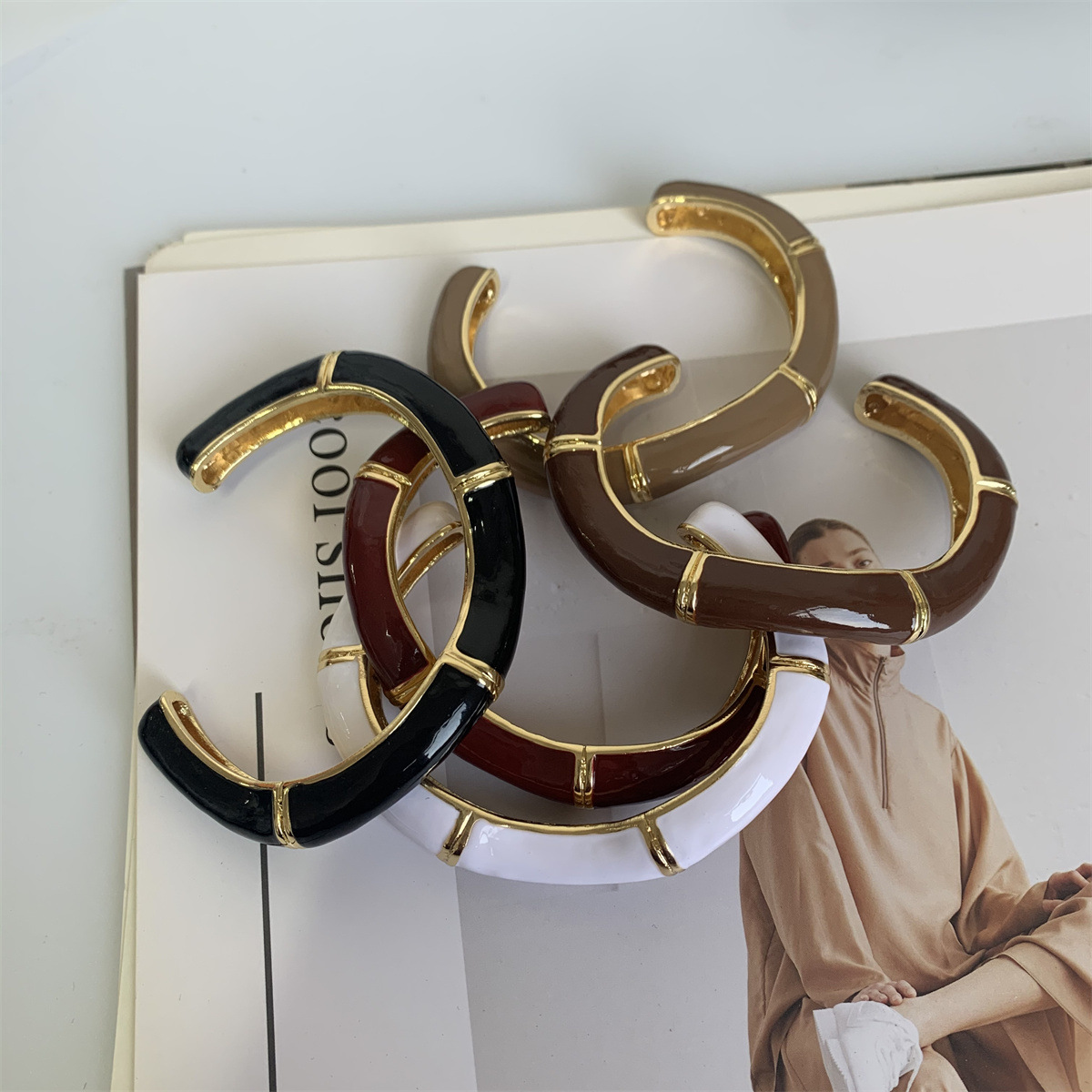 上品な金縁装飾バングル開口式腕輪アクセサリー