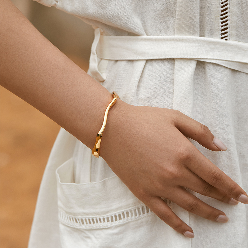 波型デザイン金色バングル レディース 個性的腕輪