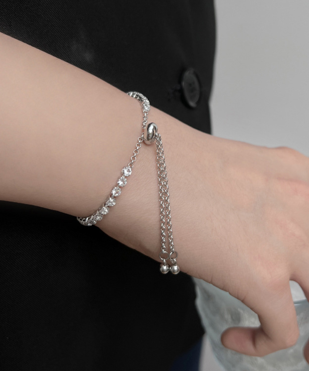 ゴールド煌めく円形ビジューバングル調節可能