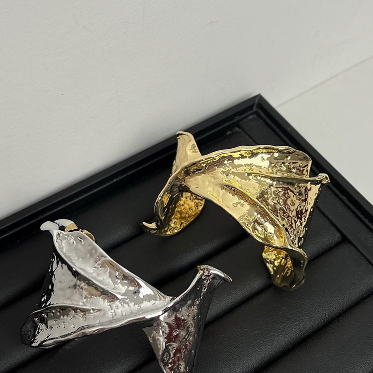 不規則な波形模様バングル 個性的な高級感腕飾り ゴールド