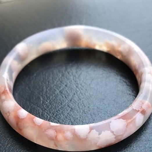 バングル 桜舞う天然石バングル 春霞に揺れる花びら