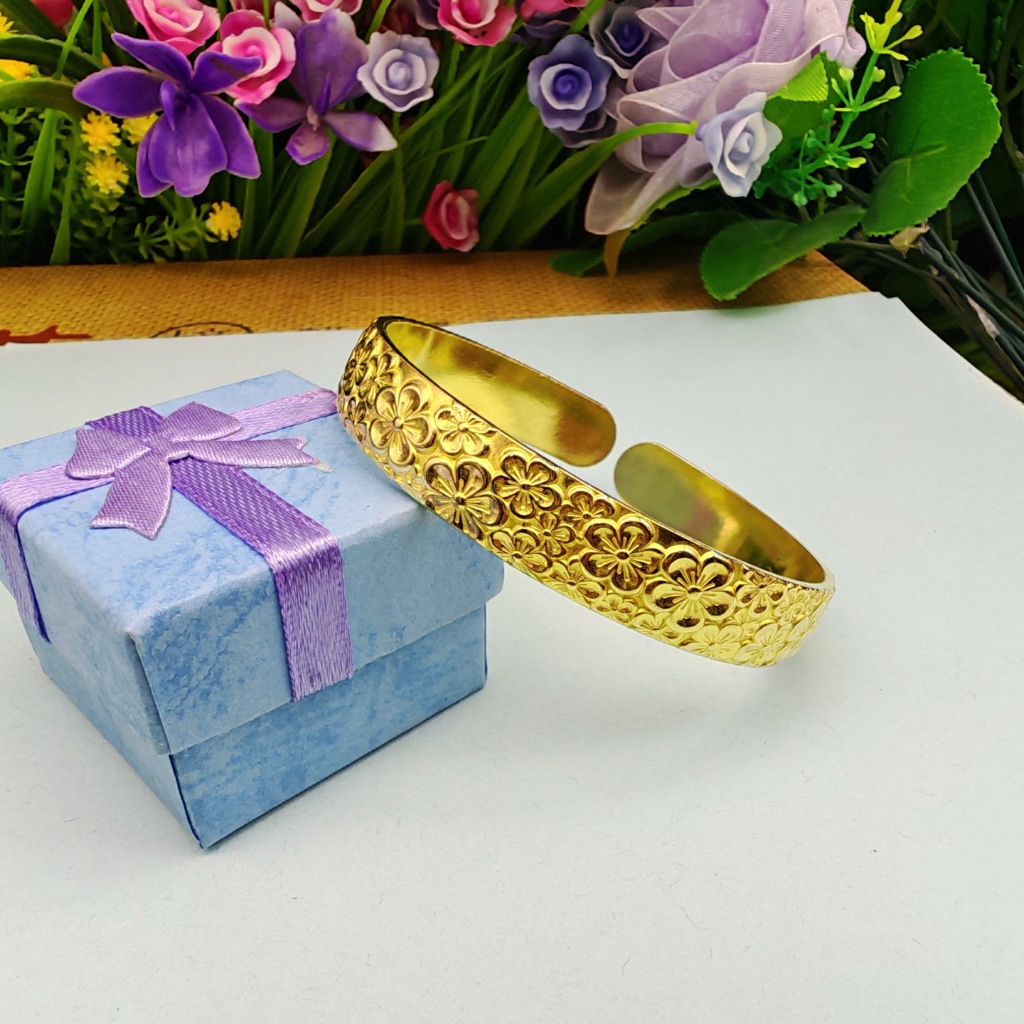 バングル 花模様が輝く彫刻入り腕輪バングル