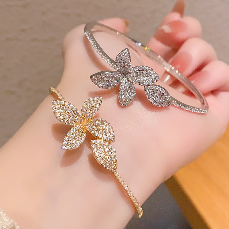 バングル 煌めく花びらモチーフ細身バングル